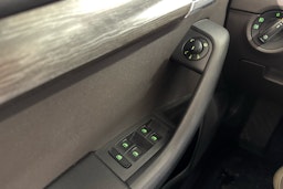 punainen Skoda Octavia 2015 kuva 21.