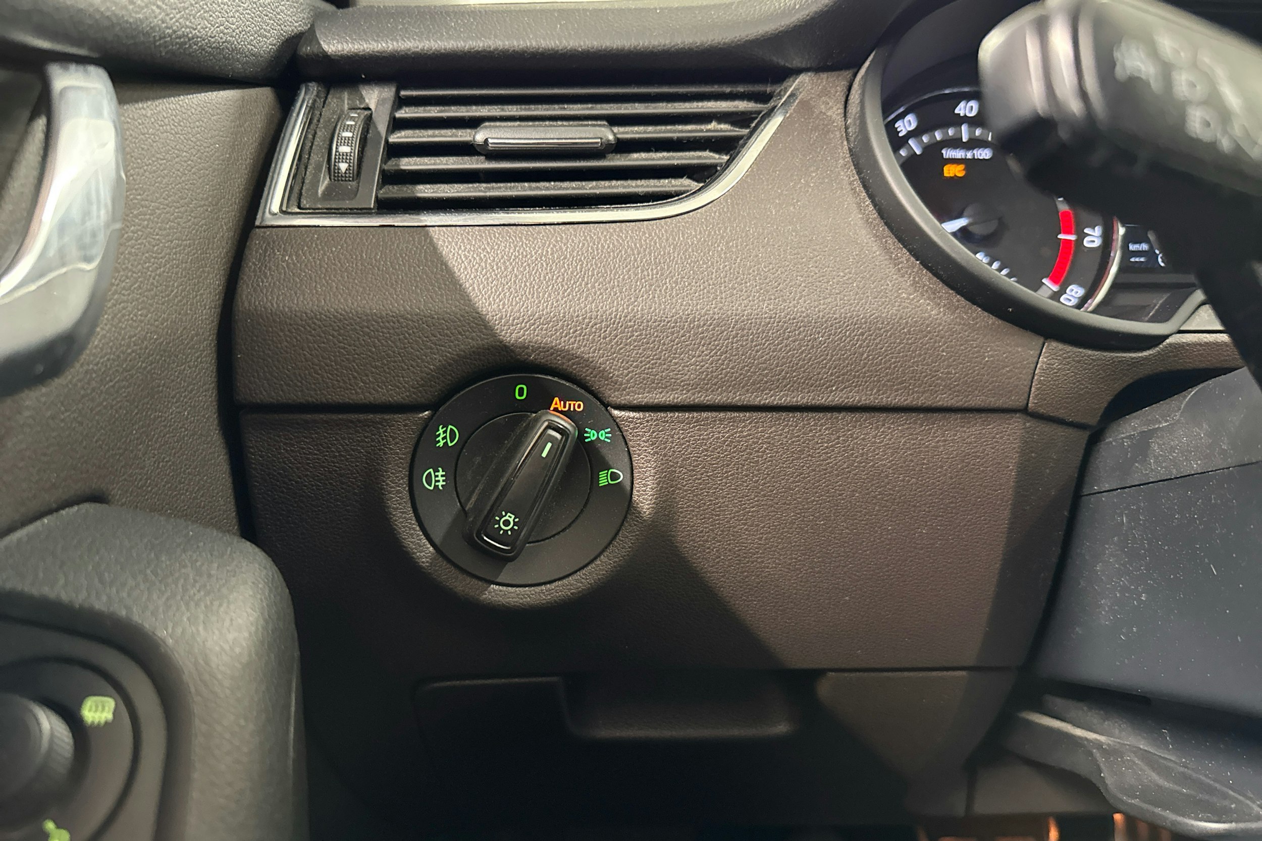 punainen Skoda Octavia 2015 kuva 22.
