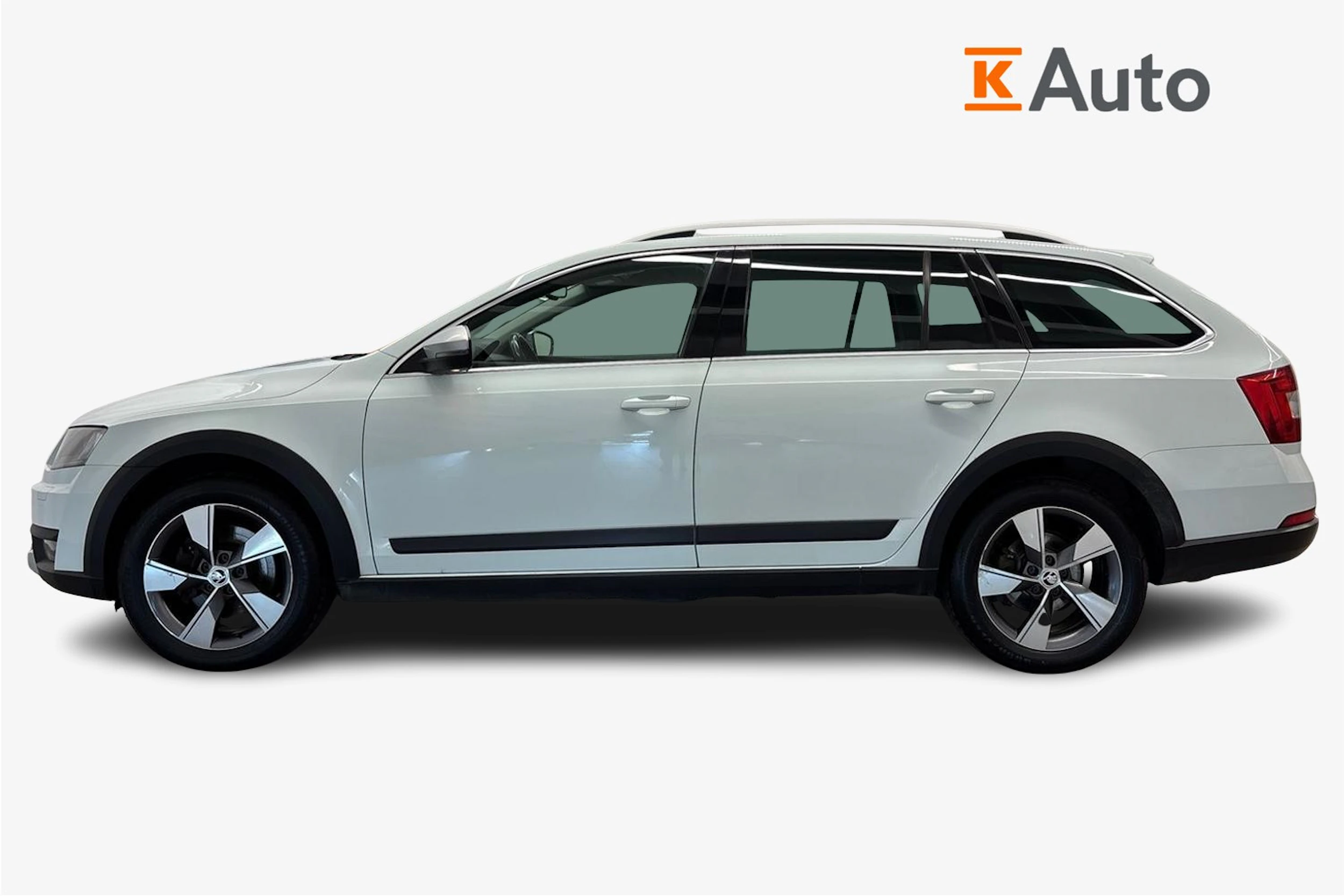 valkoinen Skoda Octavia 2015 kuva 5.
