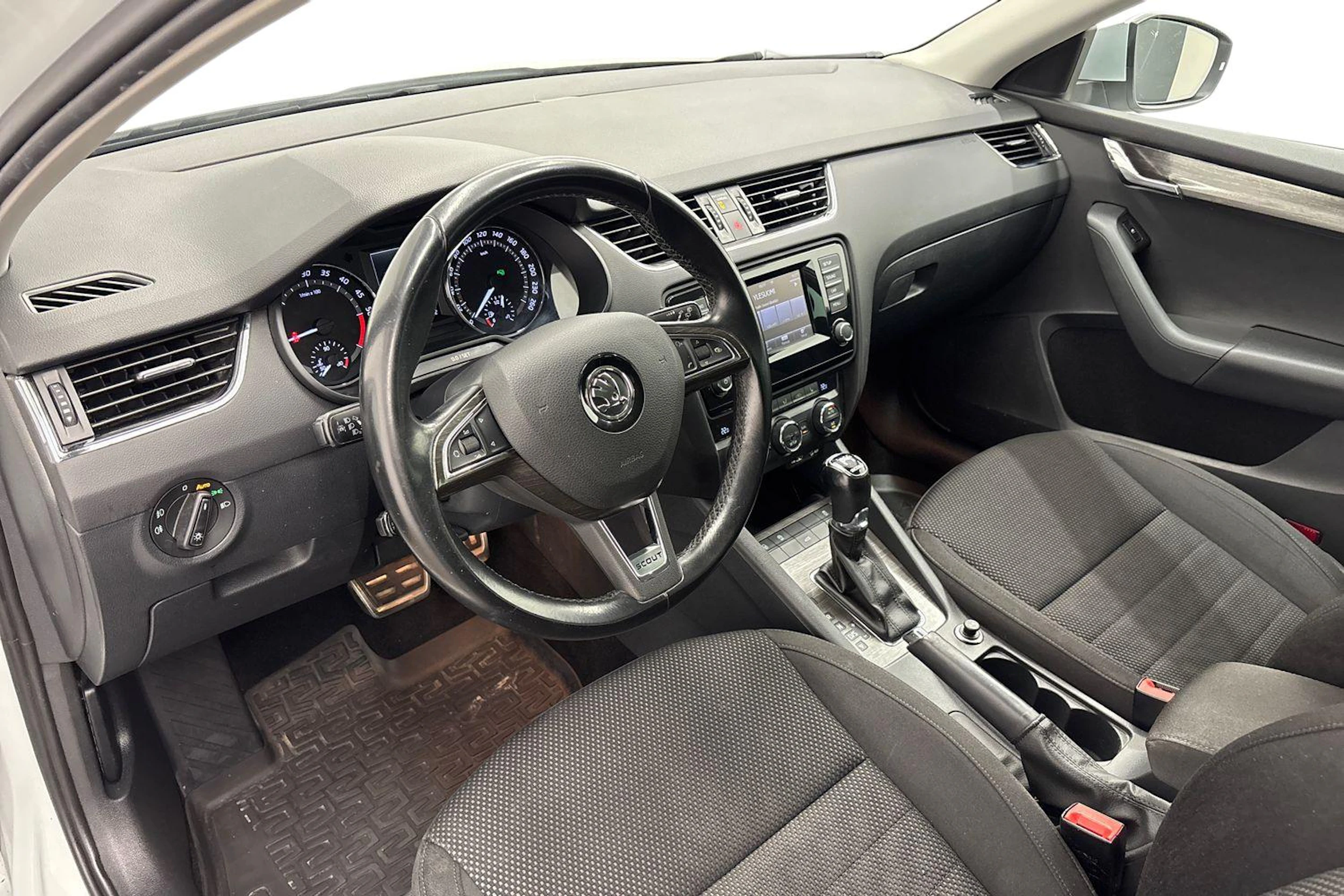 valkoinen Skoda Octavia 2015 kuva 6.