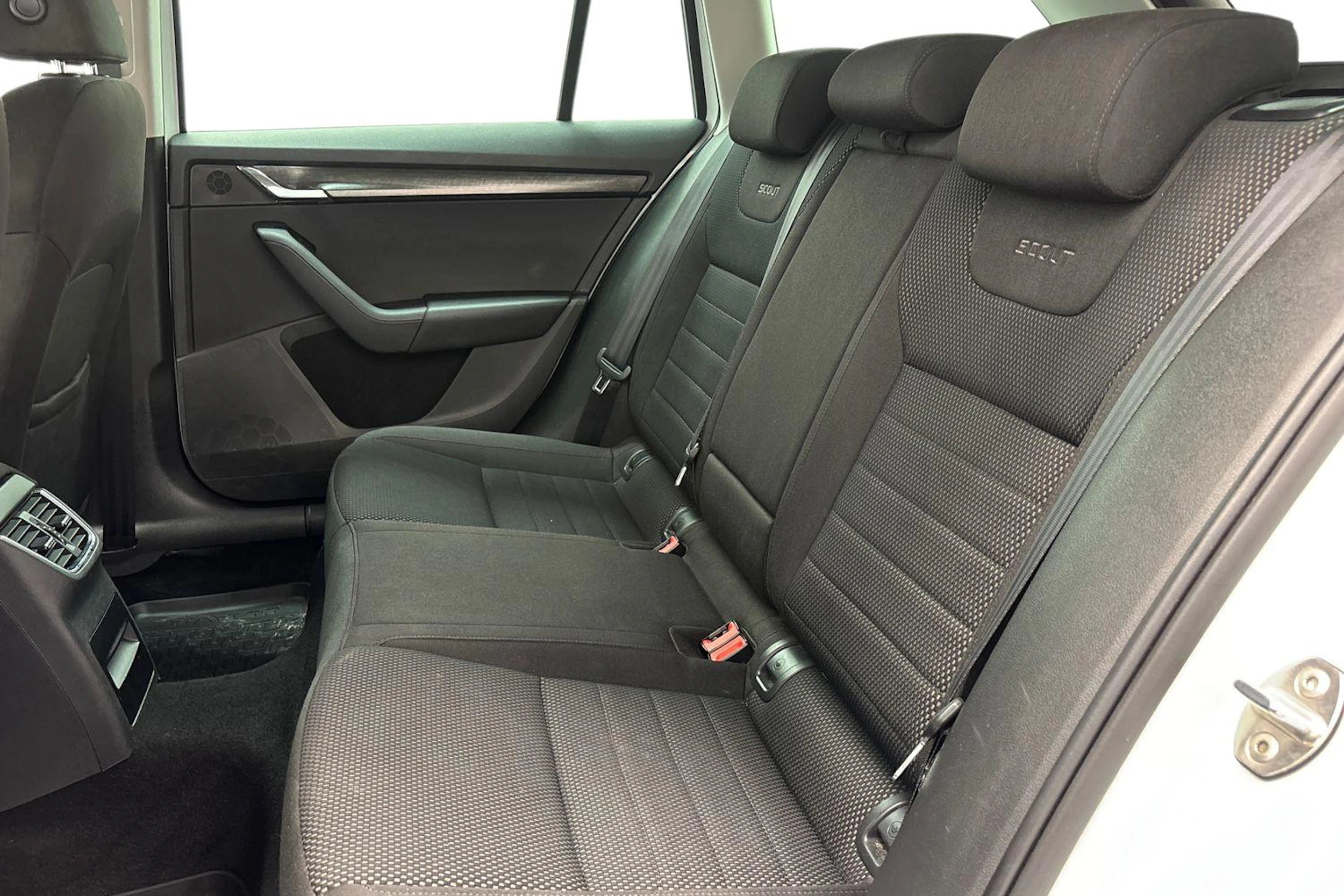 valkoinen Skoda Octavia 2015 kuva 8.