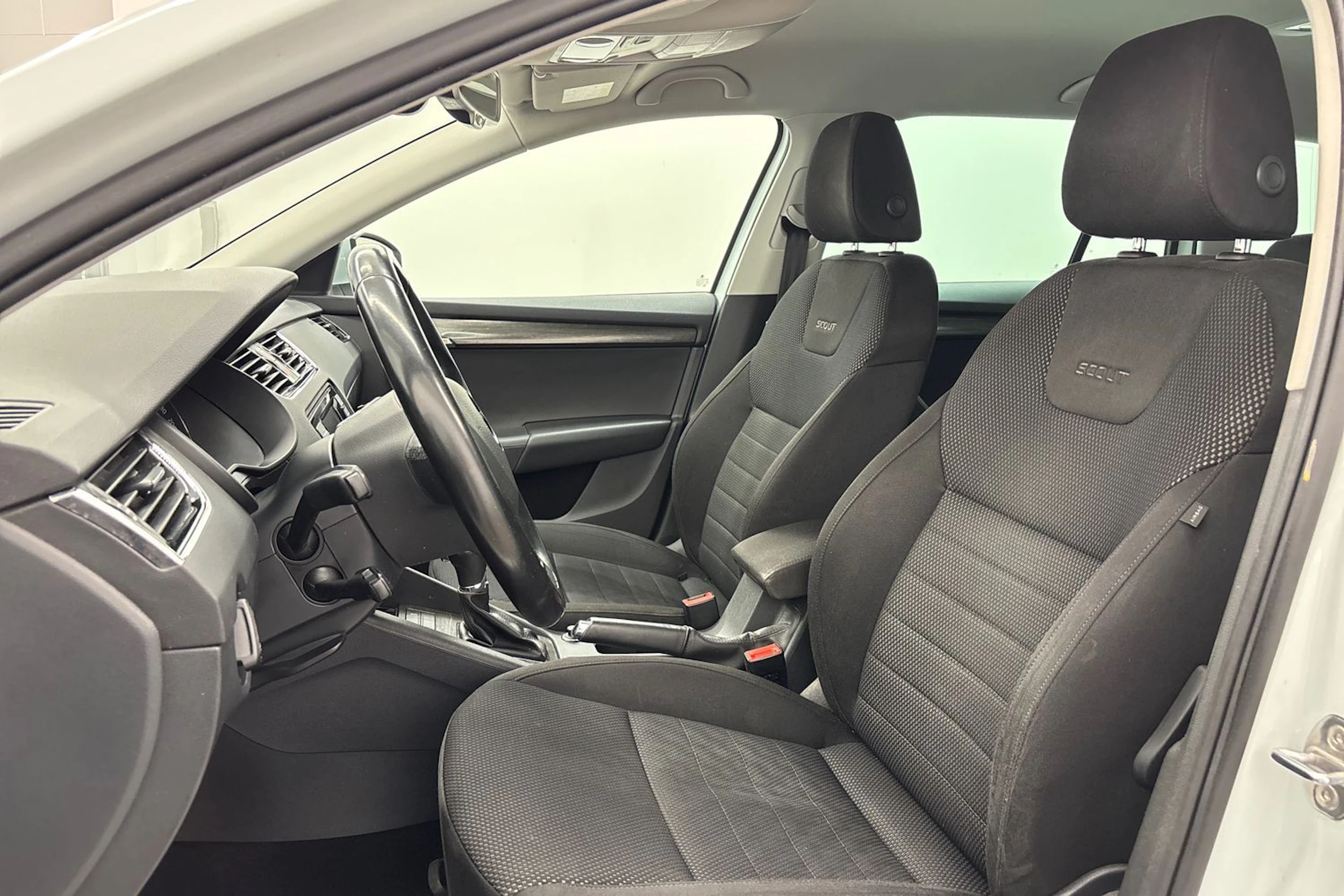 valkoinen Skoda Octavia 2015 kuva 11.