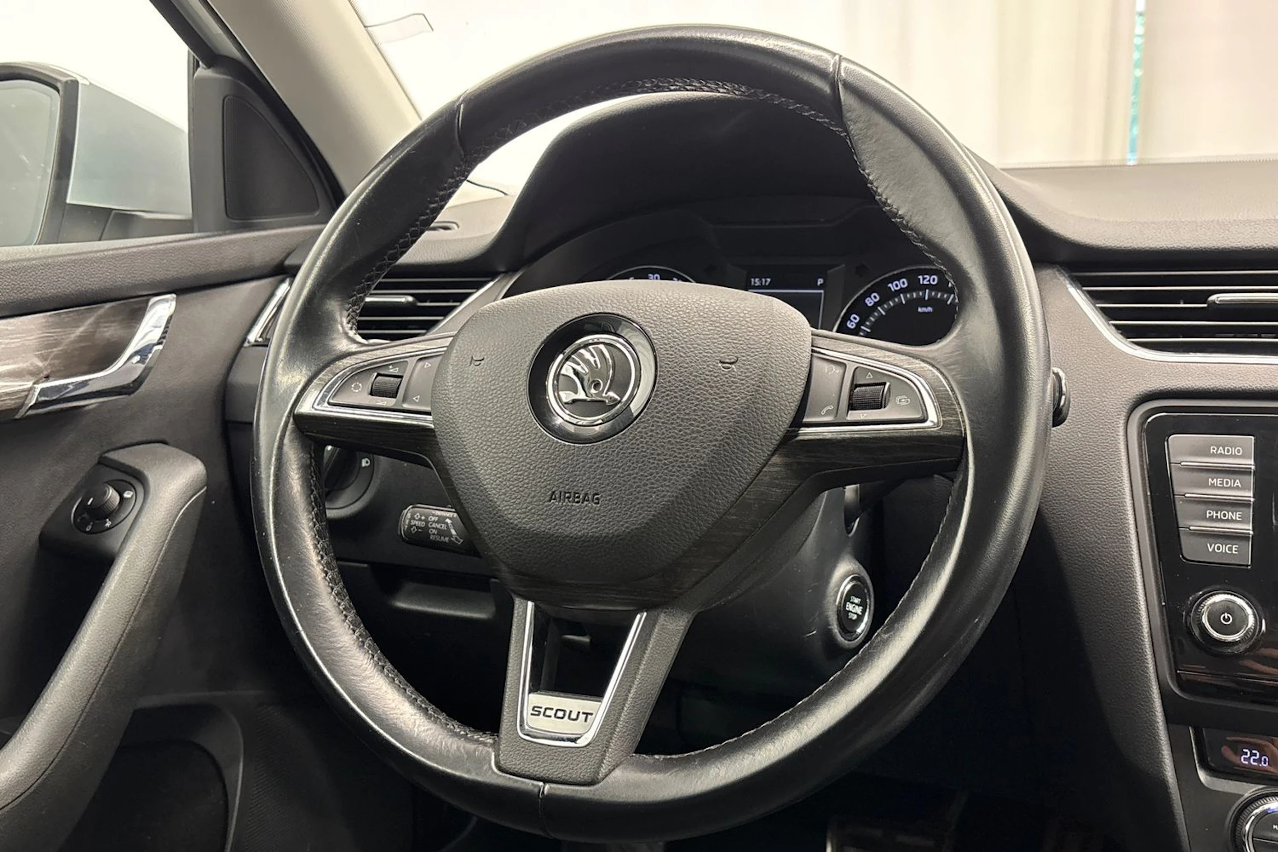 valkoinen Skoda Octavia 2015 kuva 12.