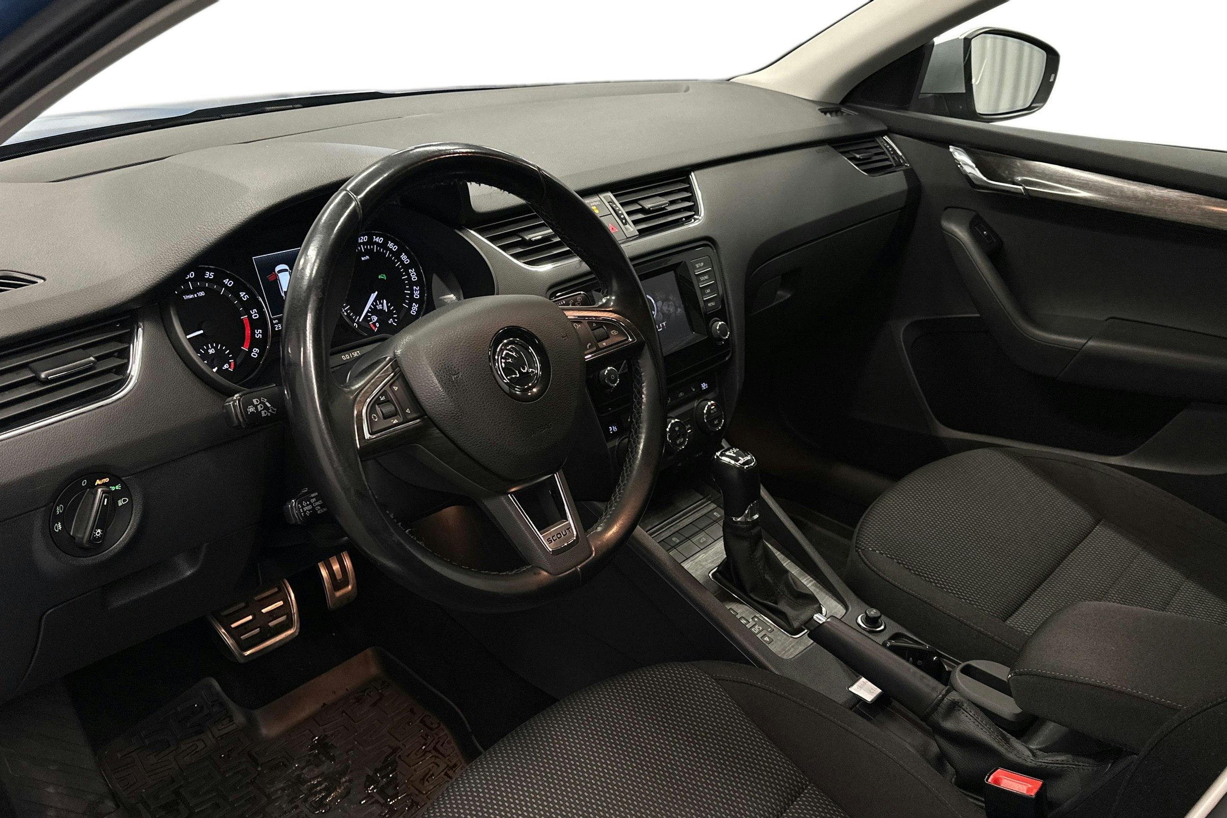 sininen Skoda Octavia 2015 kuva 7.