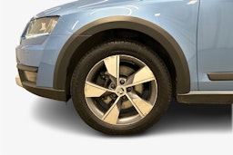 sininen Skoda Octavia 2015 kuva 11.