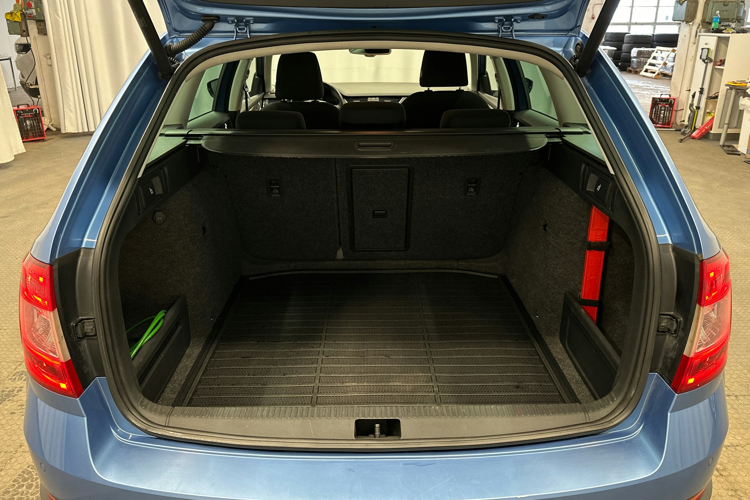 sininen Skoda Octavia 2015 kuva 14.