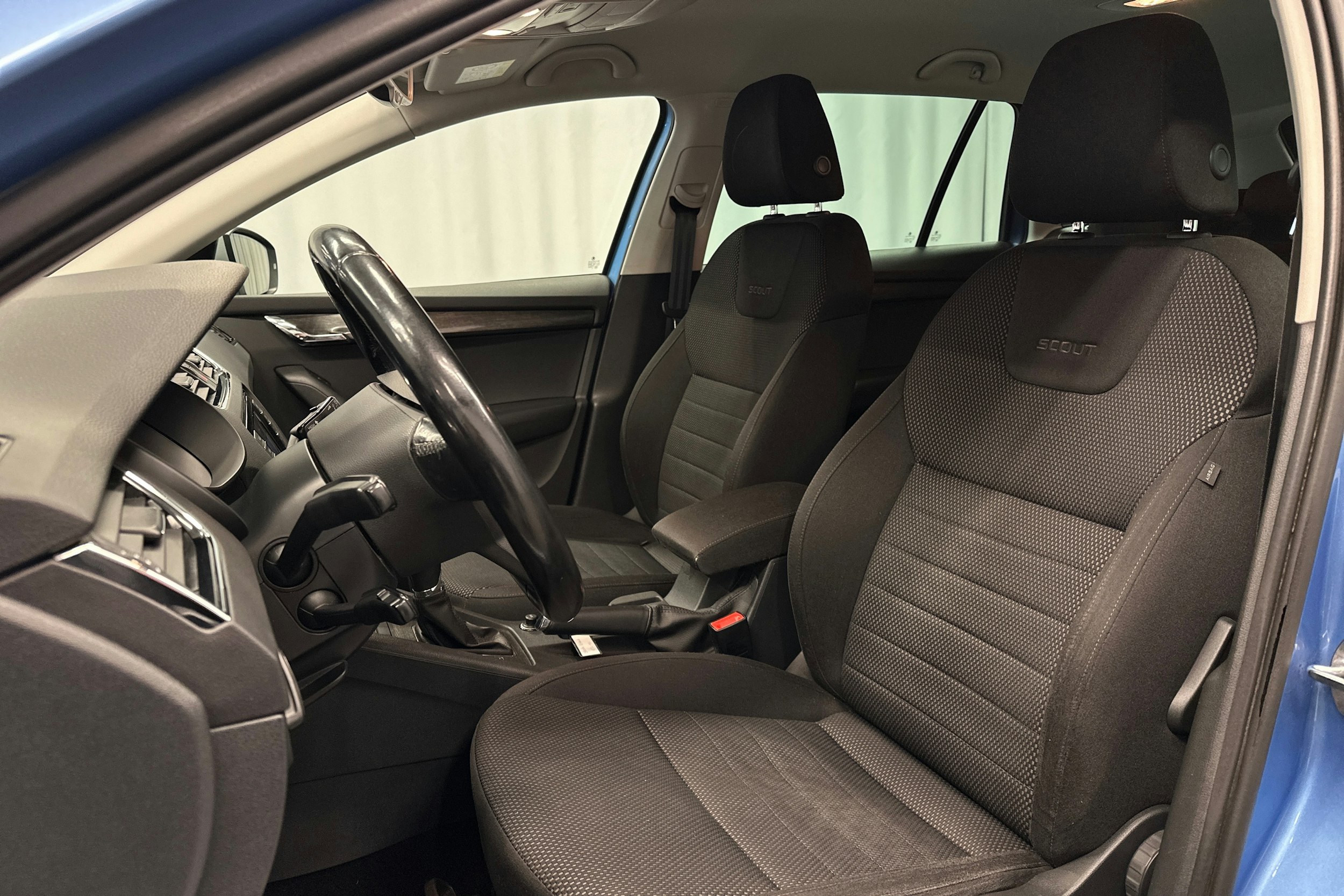 sininen Skoda Octavia 2015 kuva 17.