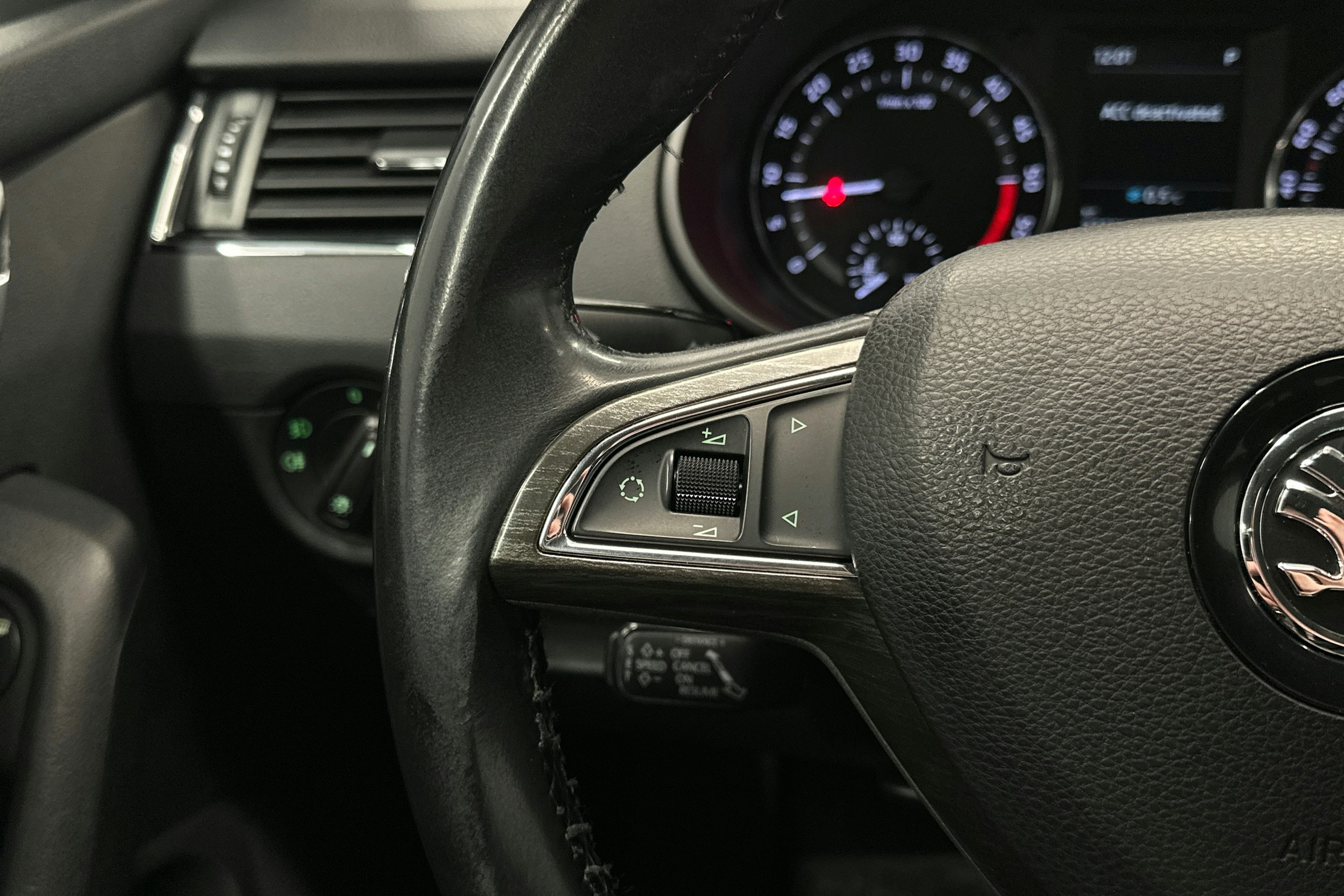 sininen Skoda Octavia 2015 kuva 19.