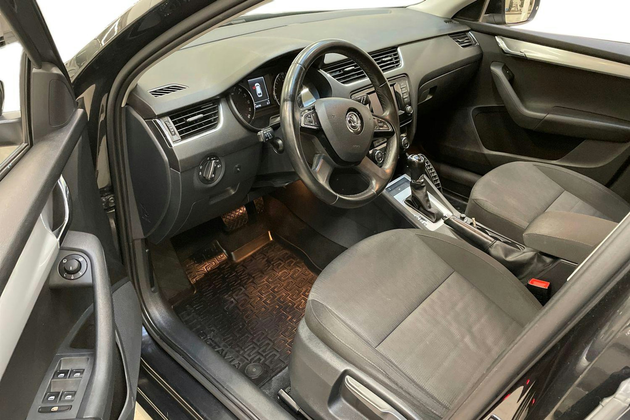 musta Skoda Octavia 2015 kuva 6.