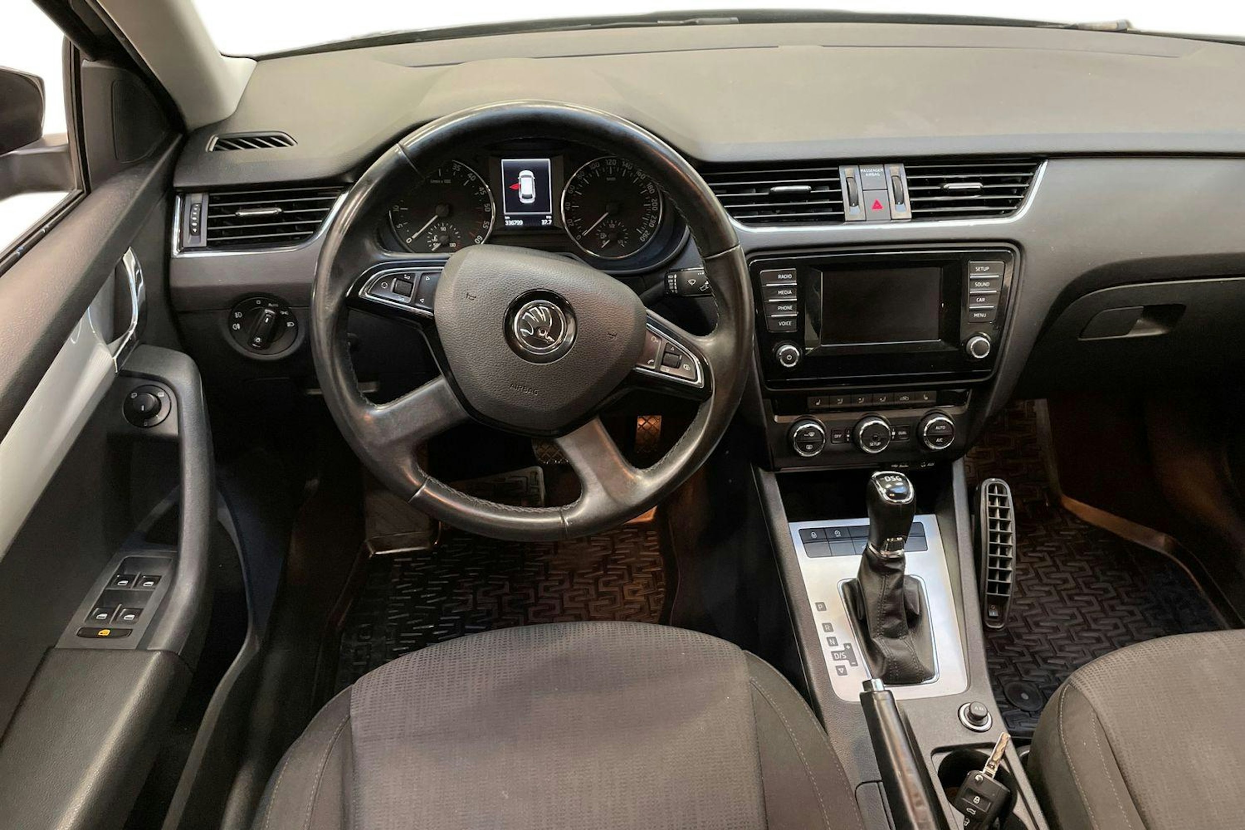 musta Skoda Octavia 2015 kuva 7.