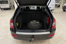 musta Skoda Octavia 2015 kuva 11.