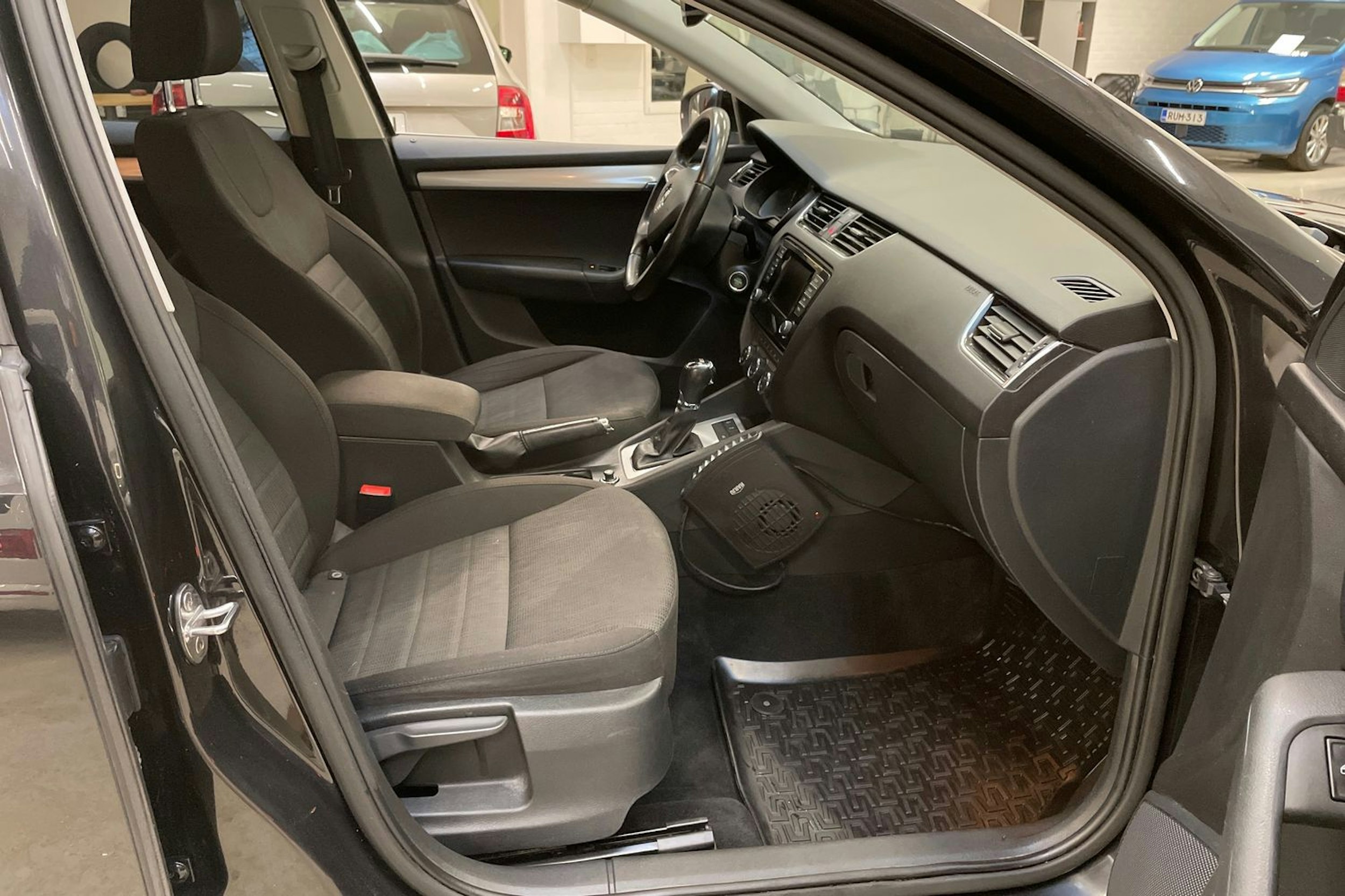 musta Skoda Octavia 2015 kuva 16.