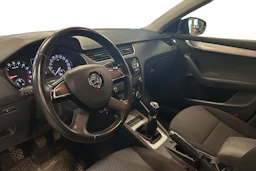 musta Skoda Octavia 2015 kuva 3.