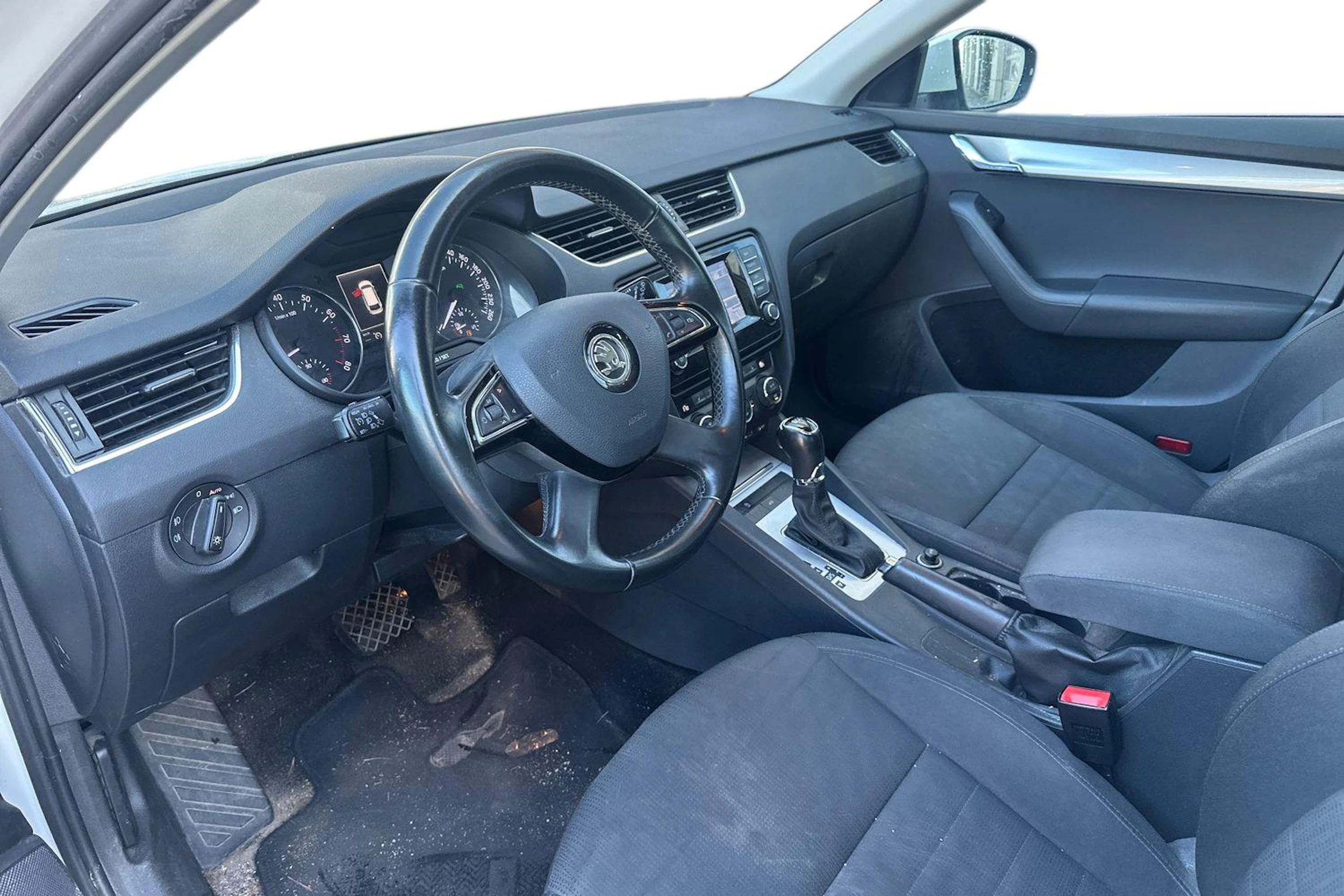 Valkoinen Skoda OCTAVIA 2015 kuva 3.