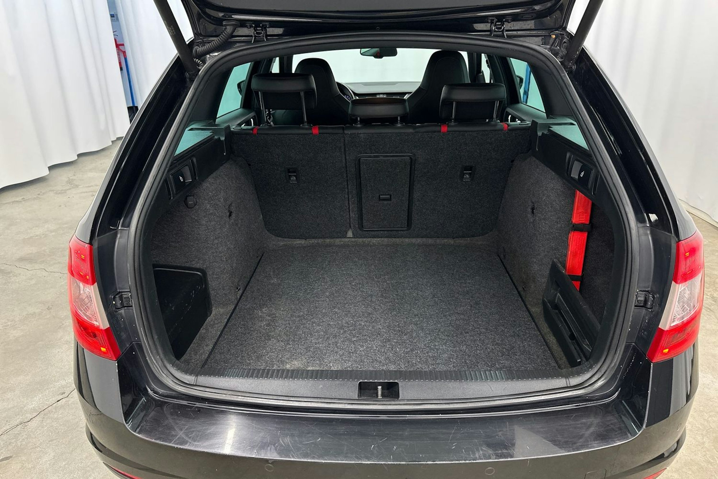 Musta Skoda OCTAVIA 2015 kuva 25.