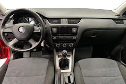 punainen Skoda Octavia 2015 kuva 7.