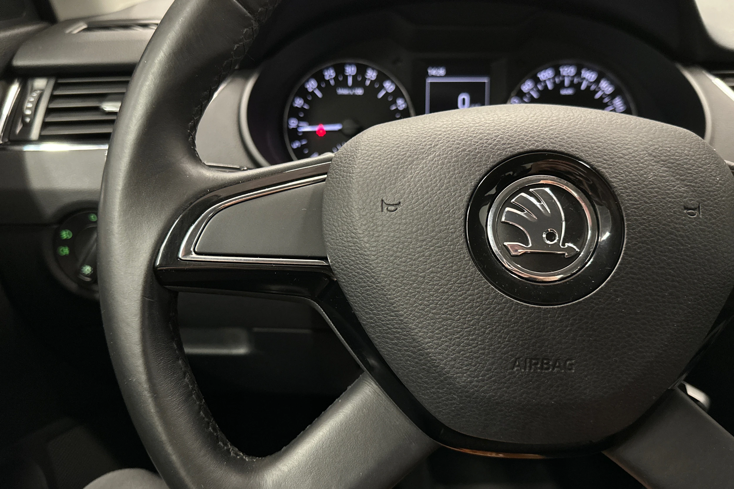 punainen Skoda Octavia 2015 kuva 11.