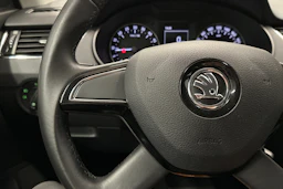 punainen Skoda Octavia 2015 kuva 11.