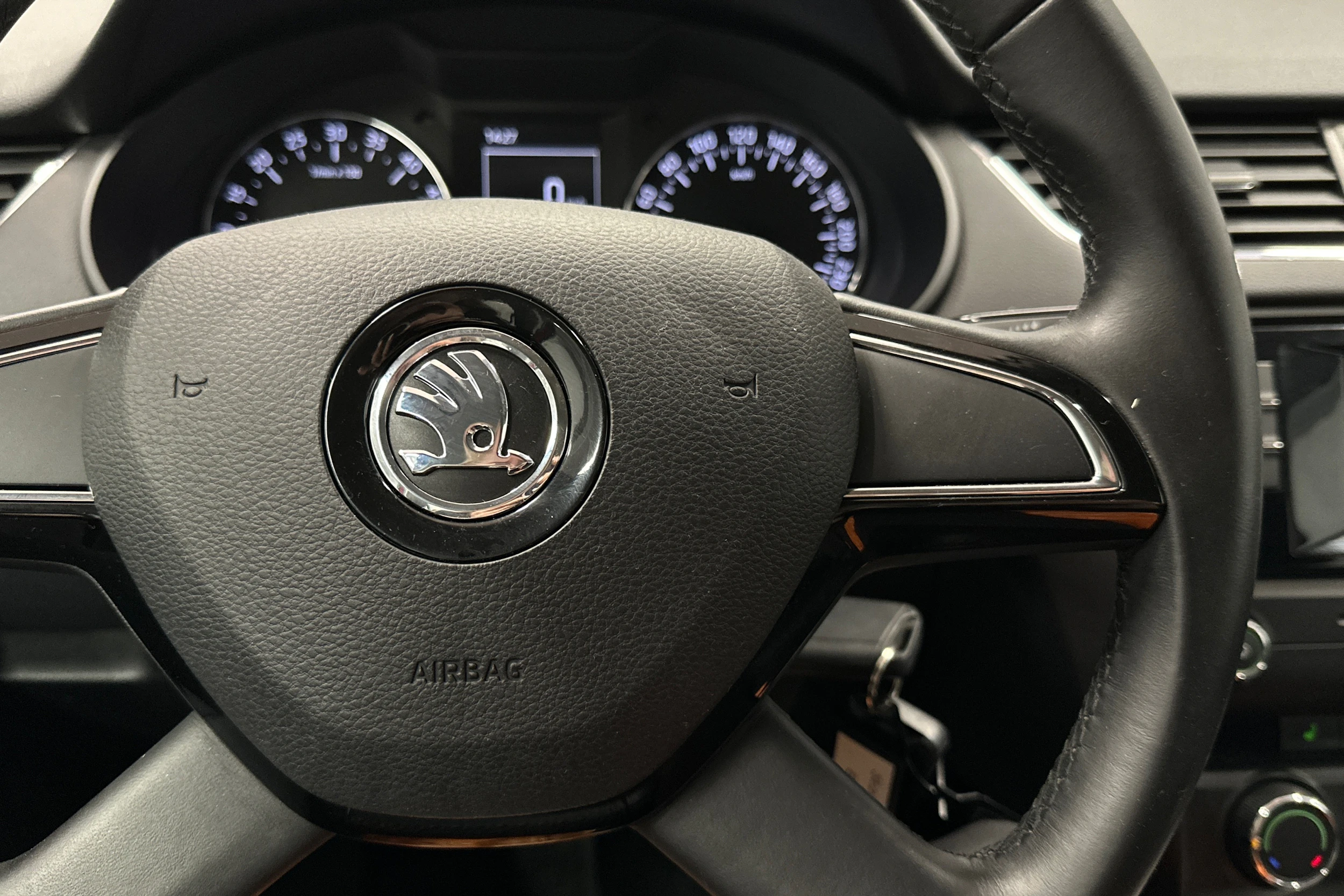 punainen Skoda Octavia 2015 kuva 12.