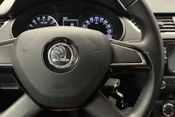 punainen Skoda Octavia 2015 kuva 12.