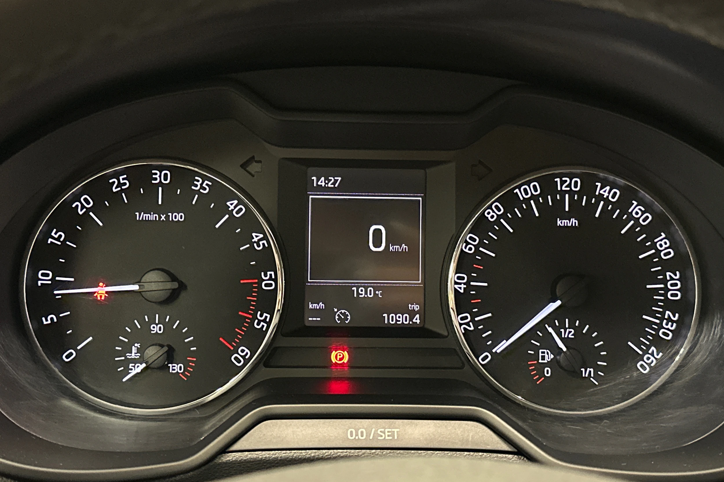 punainen Skoda Octavia 2015 kuva 13.