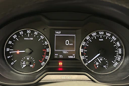 punainen Skoda Octavia 2015 kuva 13.