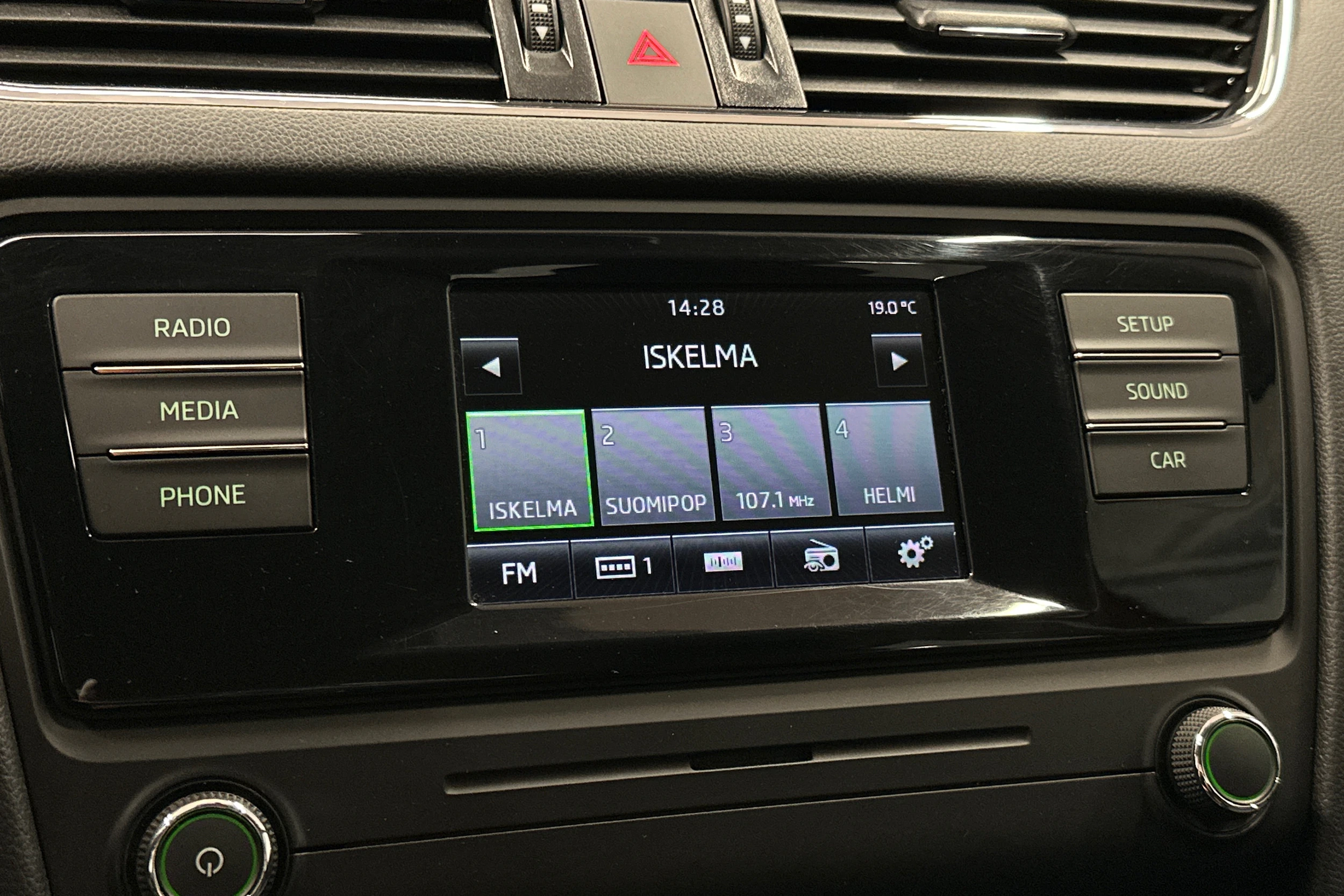 punainen Skoda Octavia 2015 kuva 16.