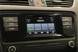 punainen Skoda Octavia 2015 kuva 16.