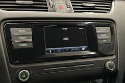 punainen Skoda Octavia 2015 kuva 17.