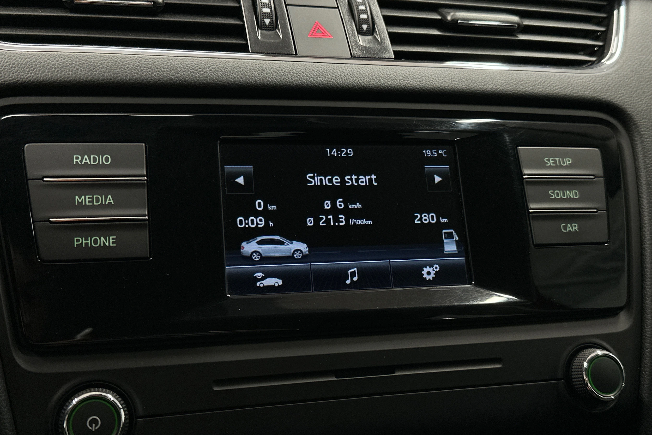 punainen Skoda Octavia 2015 kuva 20.