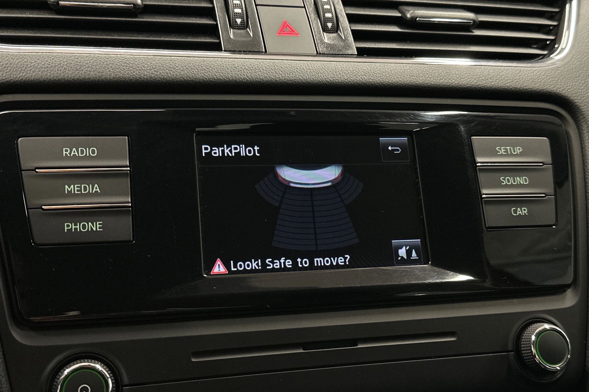 punainen Skoda Octavia 2015 kuva 23.