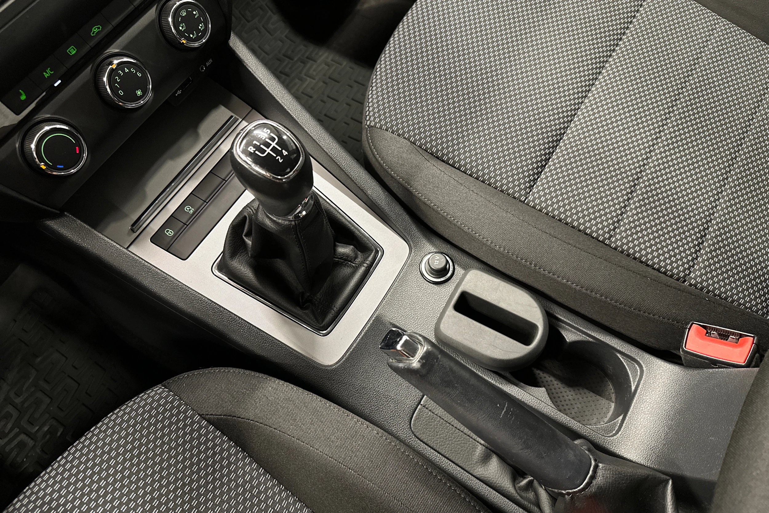 punainen Skoda Octavia 2015 kuva 25.