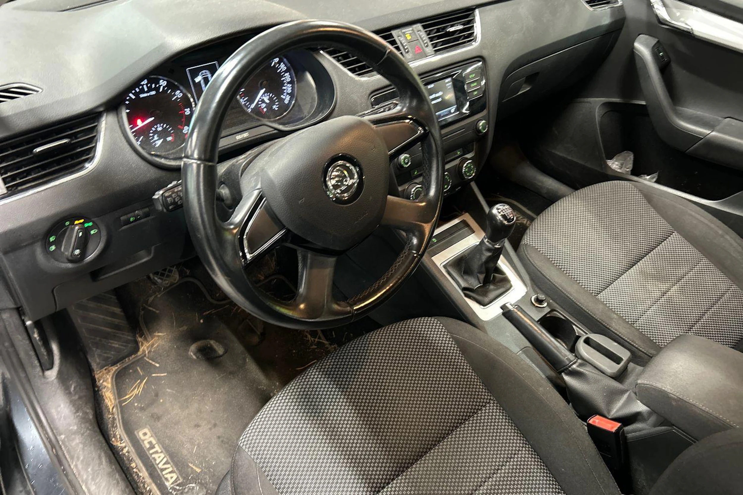 harmaa Skoda Octavia 2015 kuva 3.