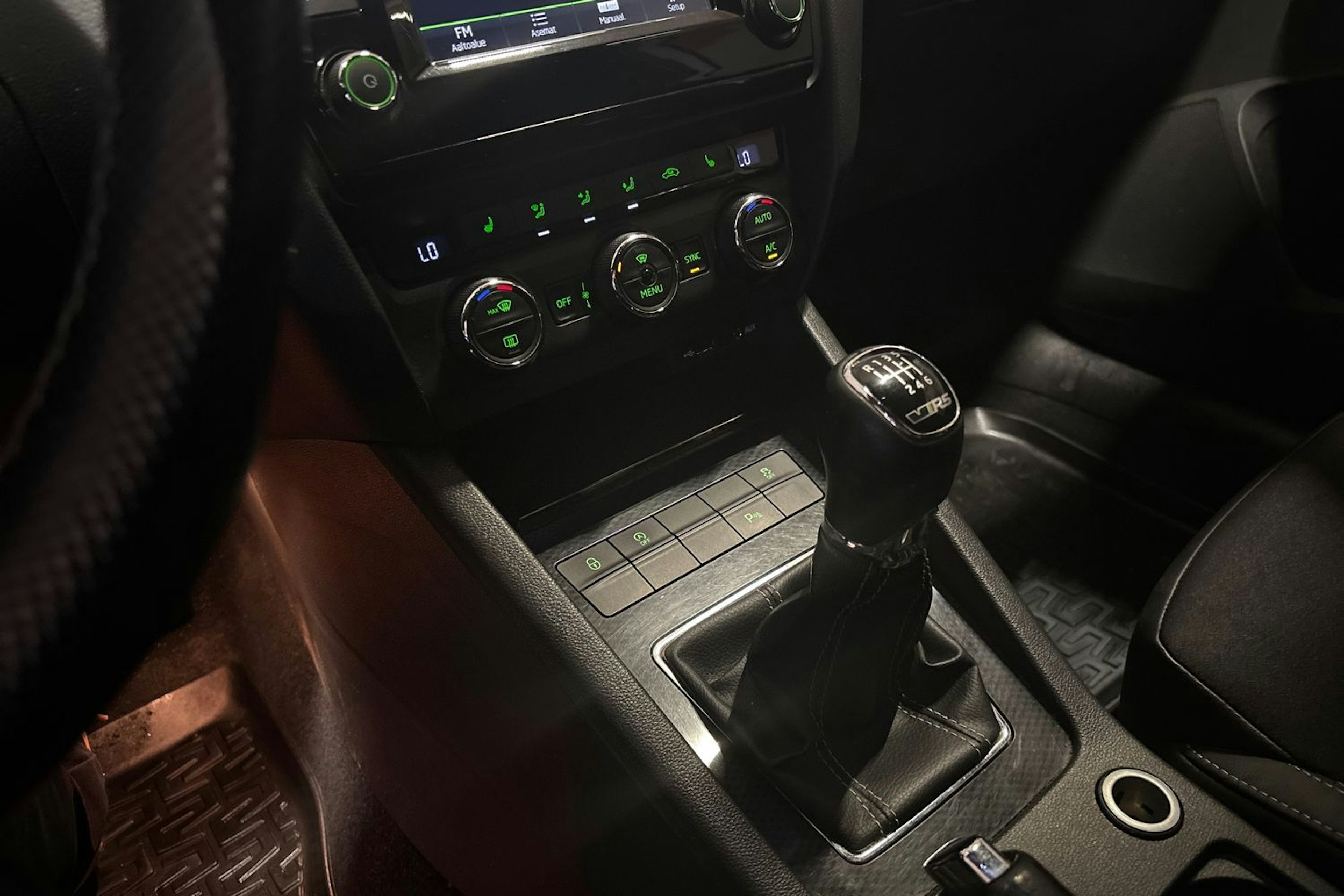 Valkoinen Skoda OCTAVIA 2015 kuva 19.