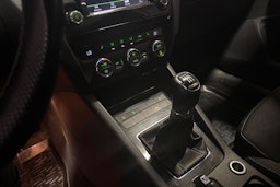 Valkoinen Skoda OCTAVIA 2015 kuva 19.