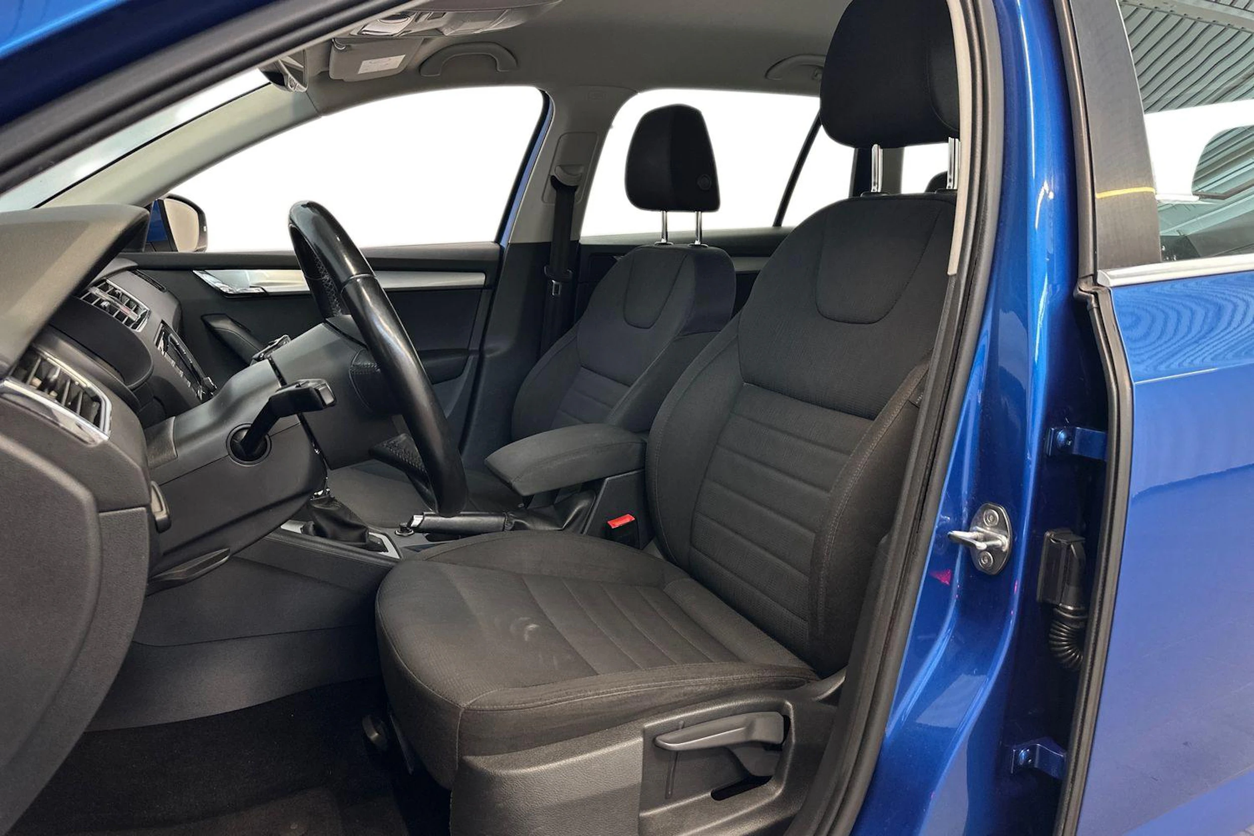 sininen Skoda Octavia 2015 kuva 7.