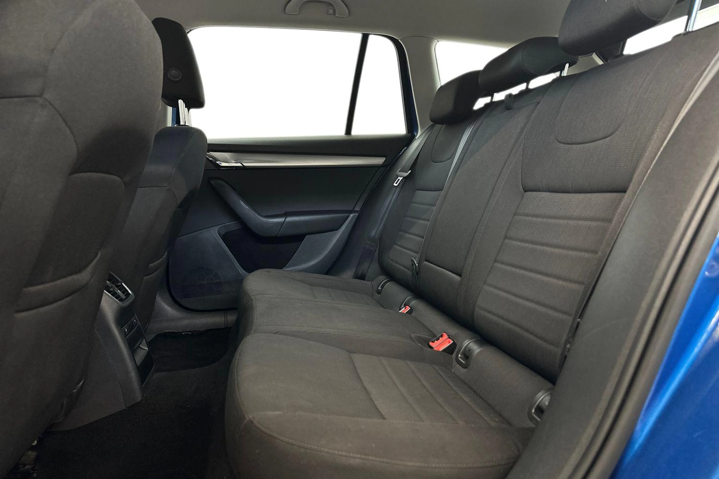 sininen Skoda Octavia 2015 kuva 8.