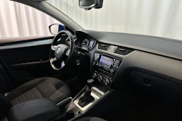 sininen Skoda Octavia 2015 kuva 12.