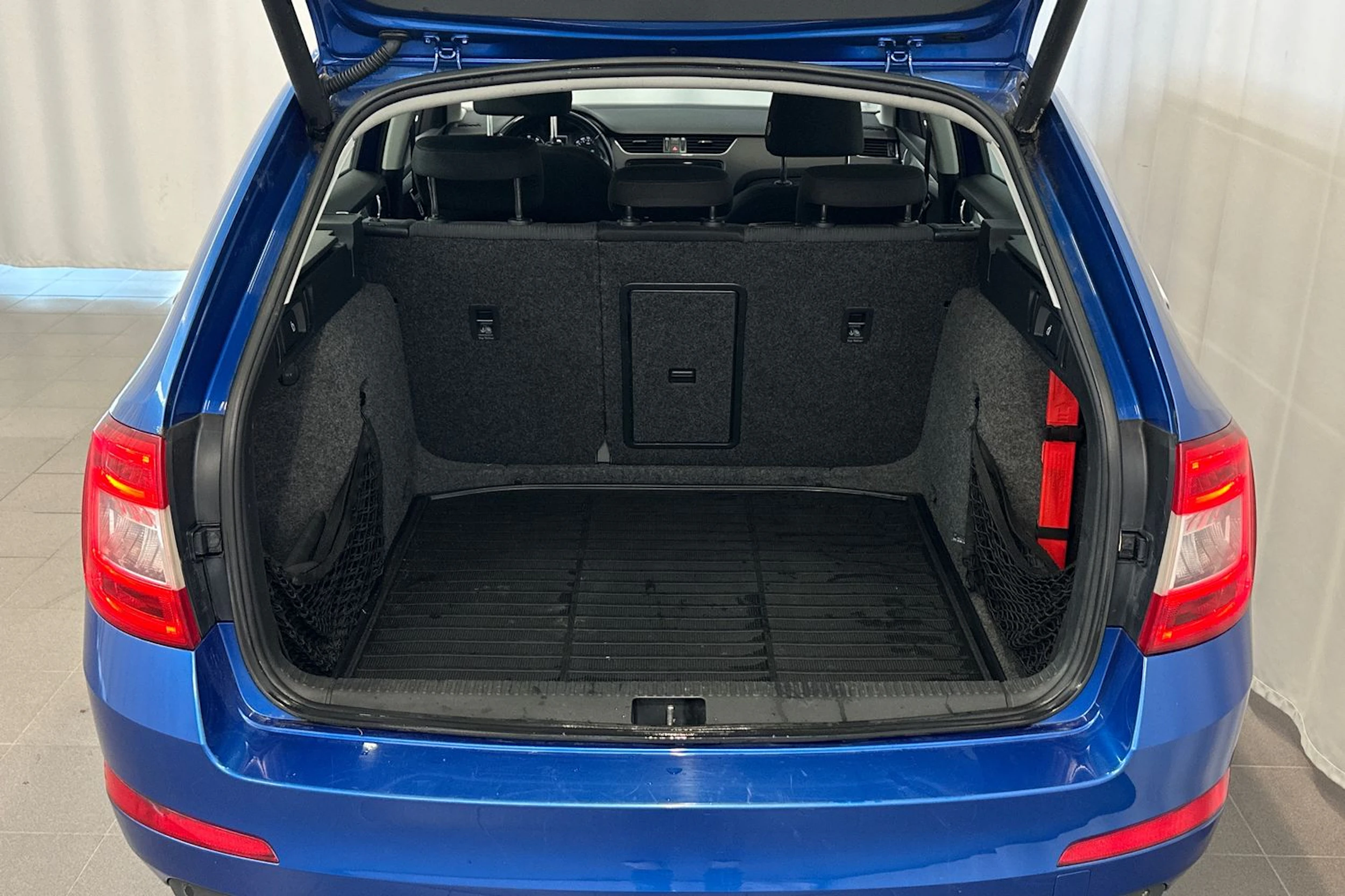 sininen Skoda Octavia 2015 kuva 13.