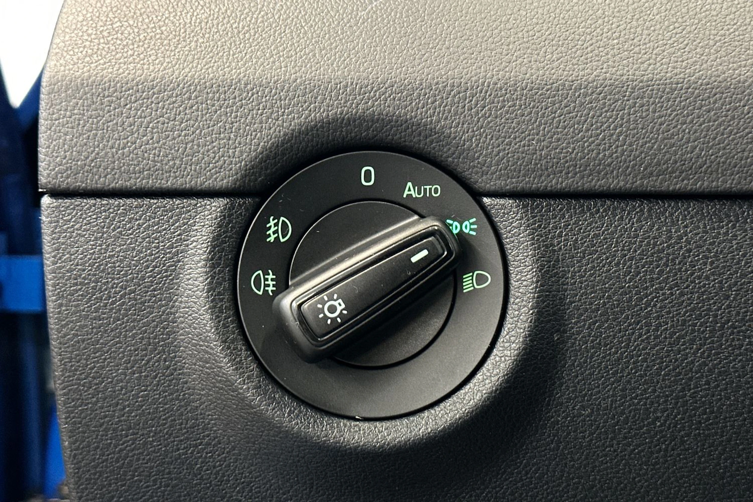 sininen Skoda Octavia 2015 kuva 16.