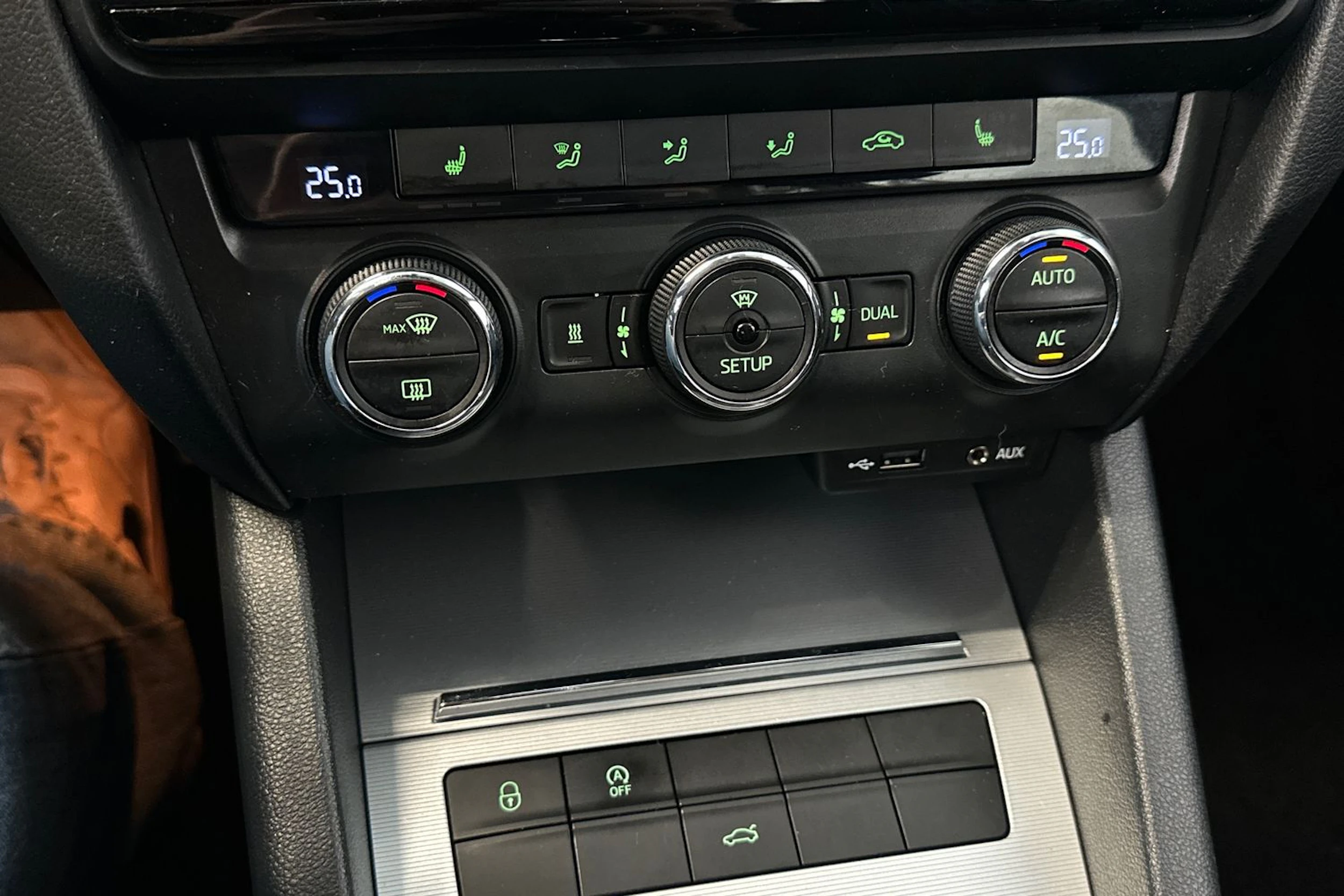 sininen Skoda Octavia 2015 kuva 21.