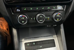 sininen Skoda Octavia 2015 kuva 21.
