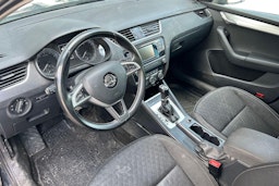 musta Skoda Octavia 2015 kuva 3.