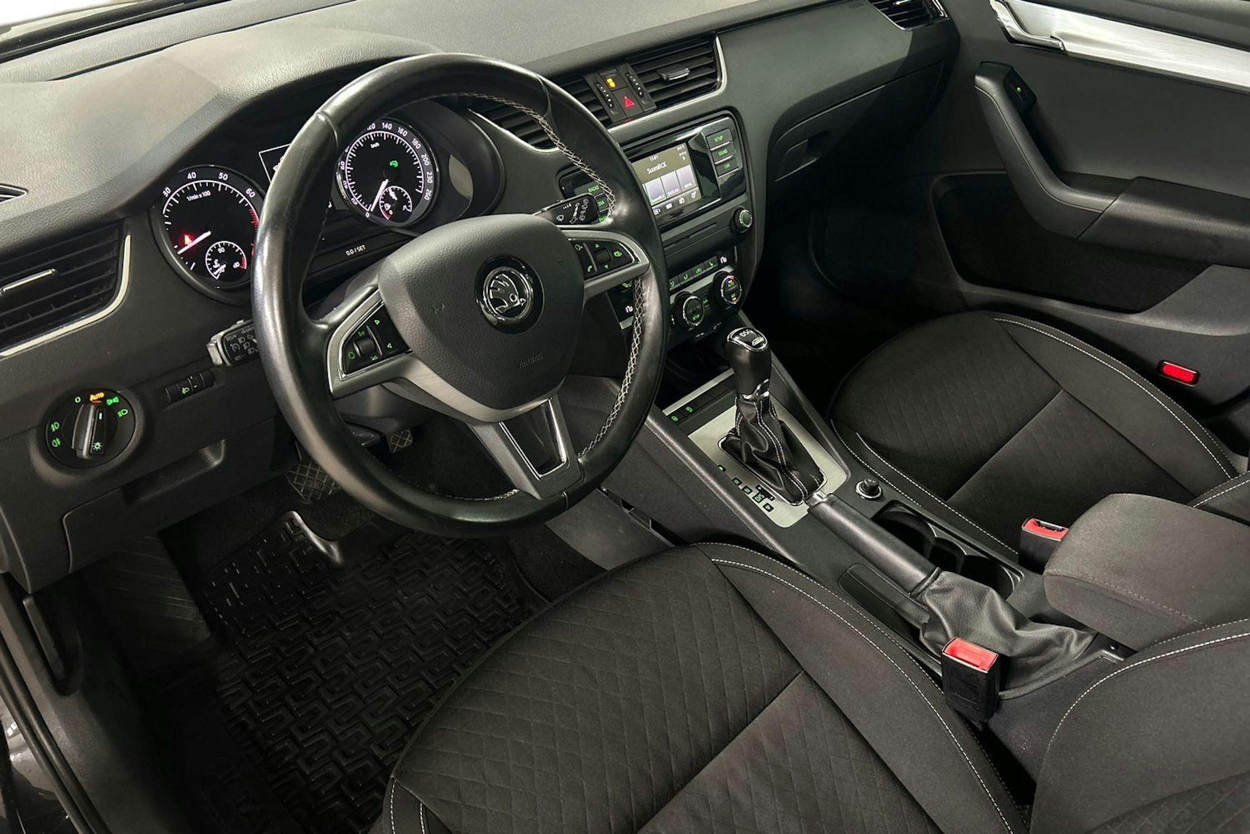 musta Skoda Octavia 2015 kuva 7.