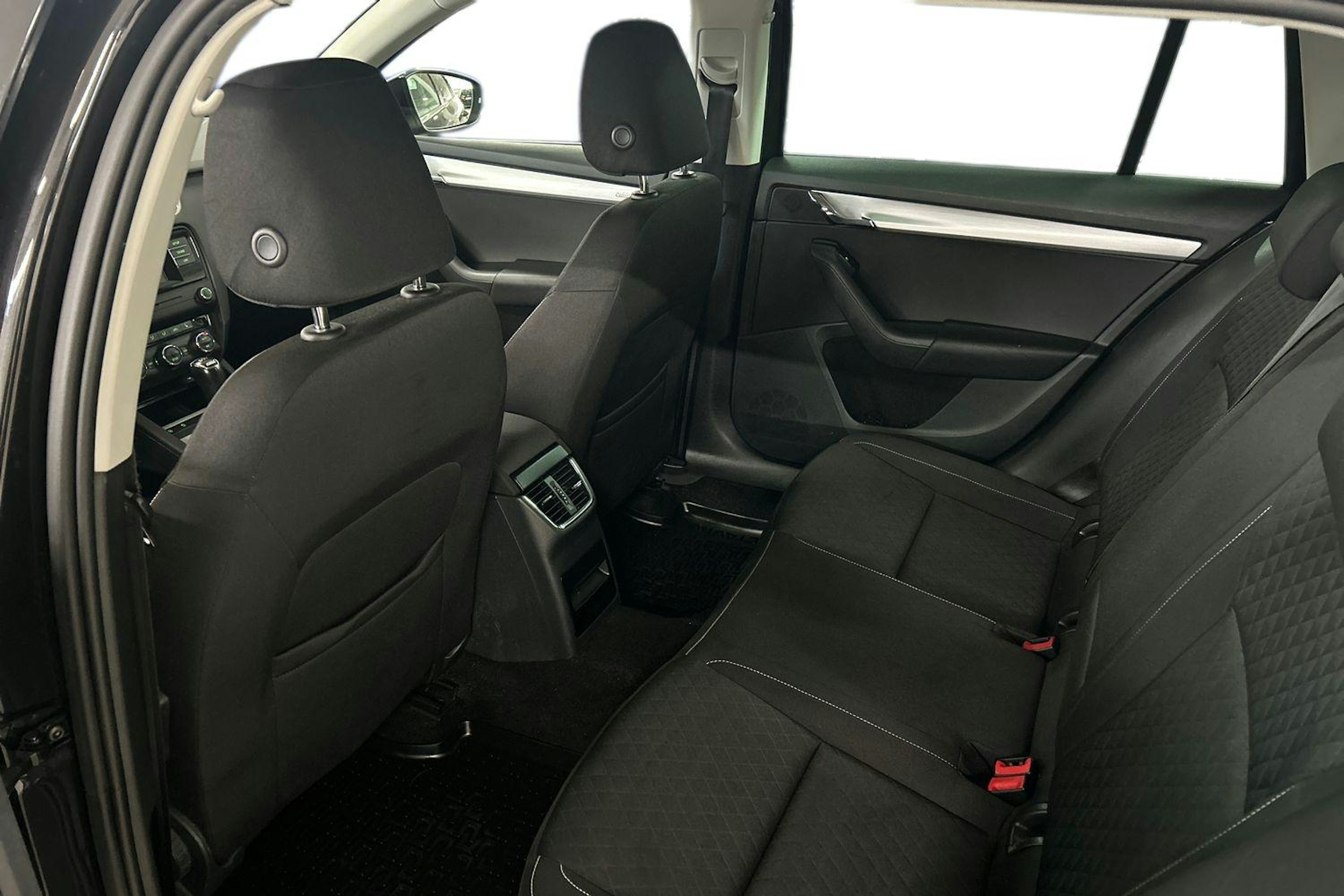 musta Skoda Octavia 2015 kuva 10.