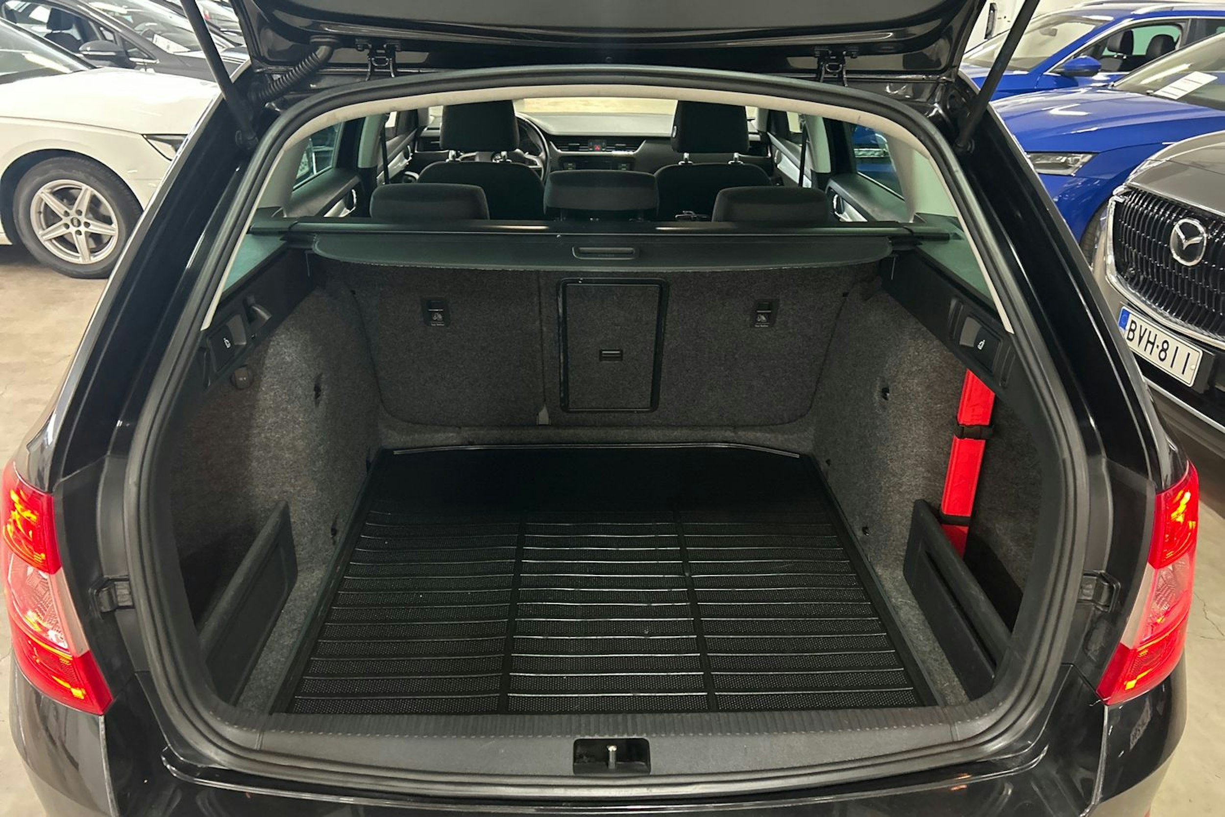 musta Skoda Octavia 2015 kuva 14.