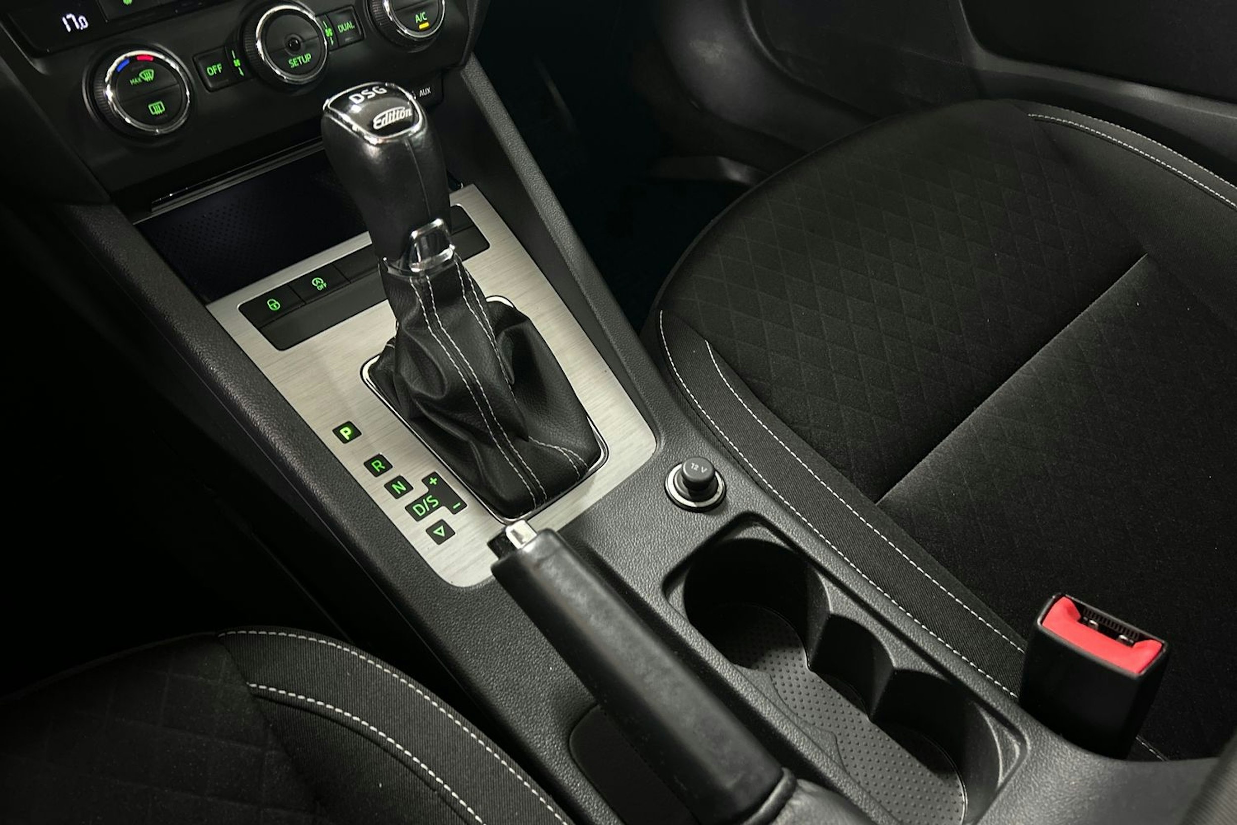 musta Skoda Octavia 2015 kuva 24.