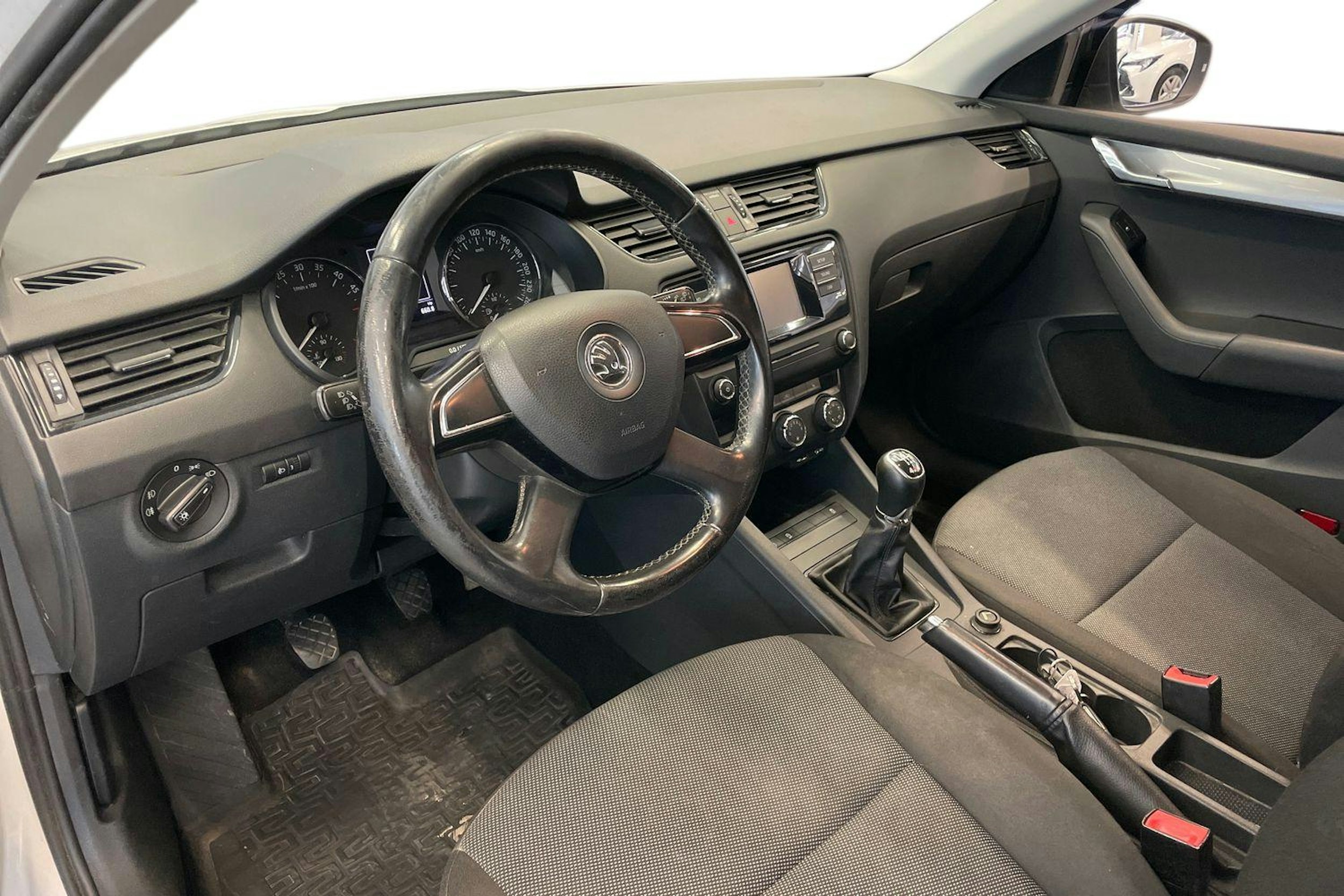 valkoinen Skoda Octavia 2015 kuva 7.