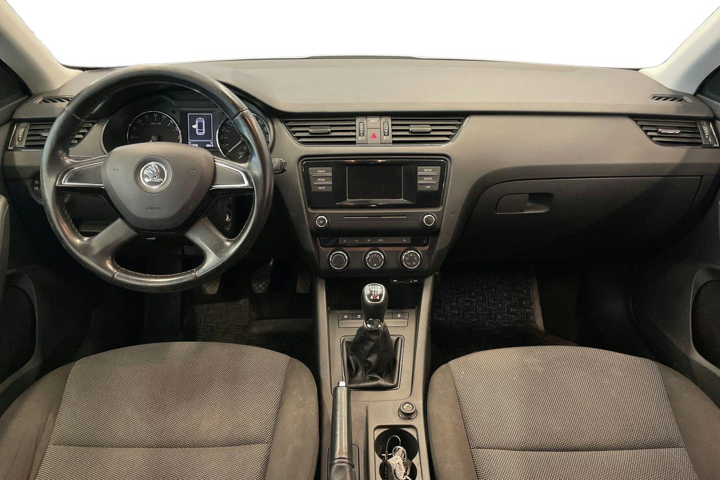 valkoinen Skoda Octavia 2015 kuva 9.