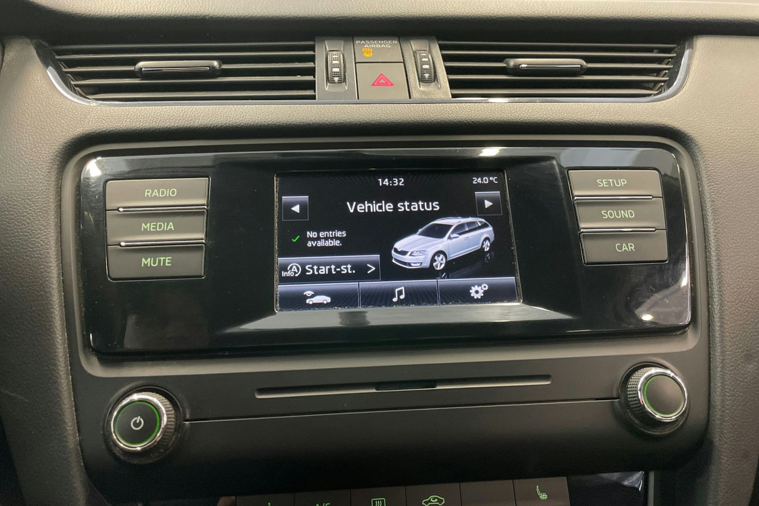 valkoinen Skoda Octavia 2015 kuva 15.